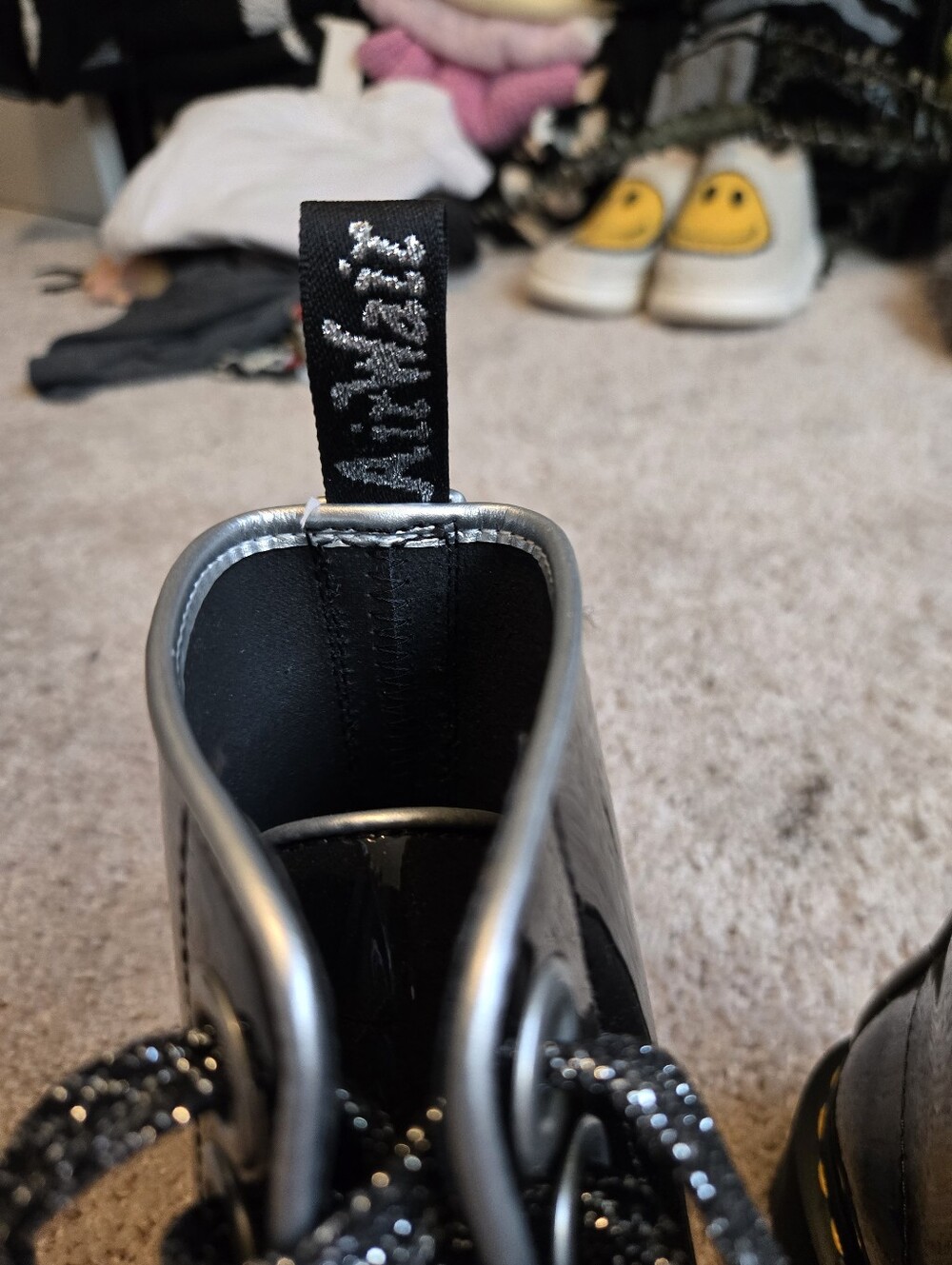 NEW!! Dr Martens Patent MOLLY Platform Boots w/ Silver Contrast Accents. Size 8 - Picture 10 of 13